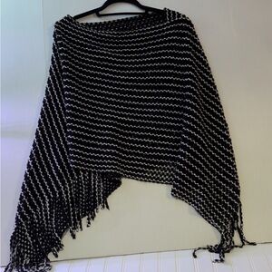 Steve Madden knitted black/white fringed ends poncho one size.